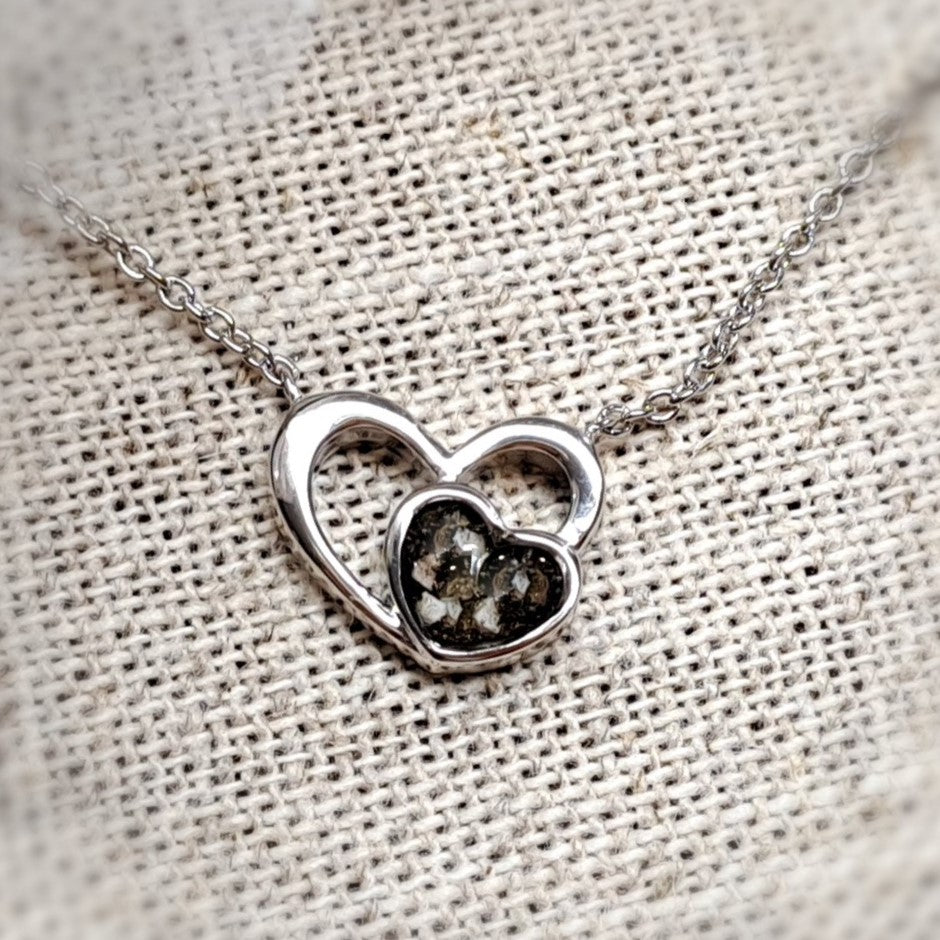 Ashanger hart, gedenksieraad, waar as en haar in verwerkt wordt.alle