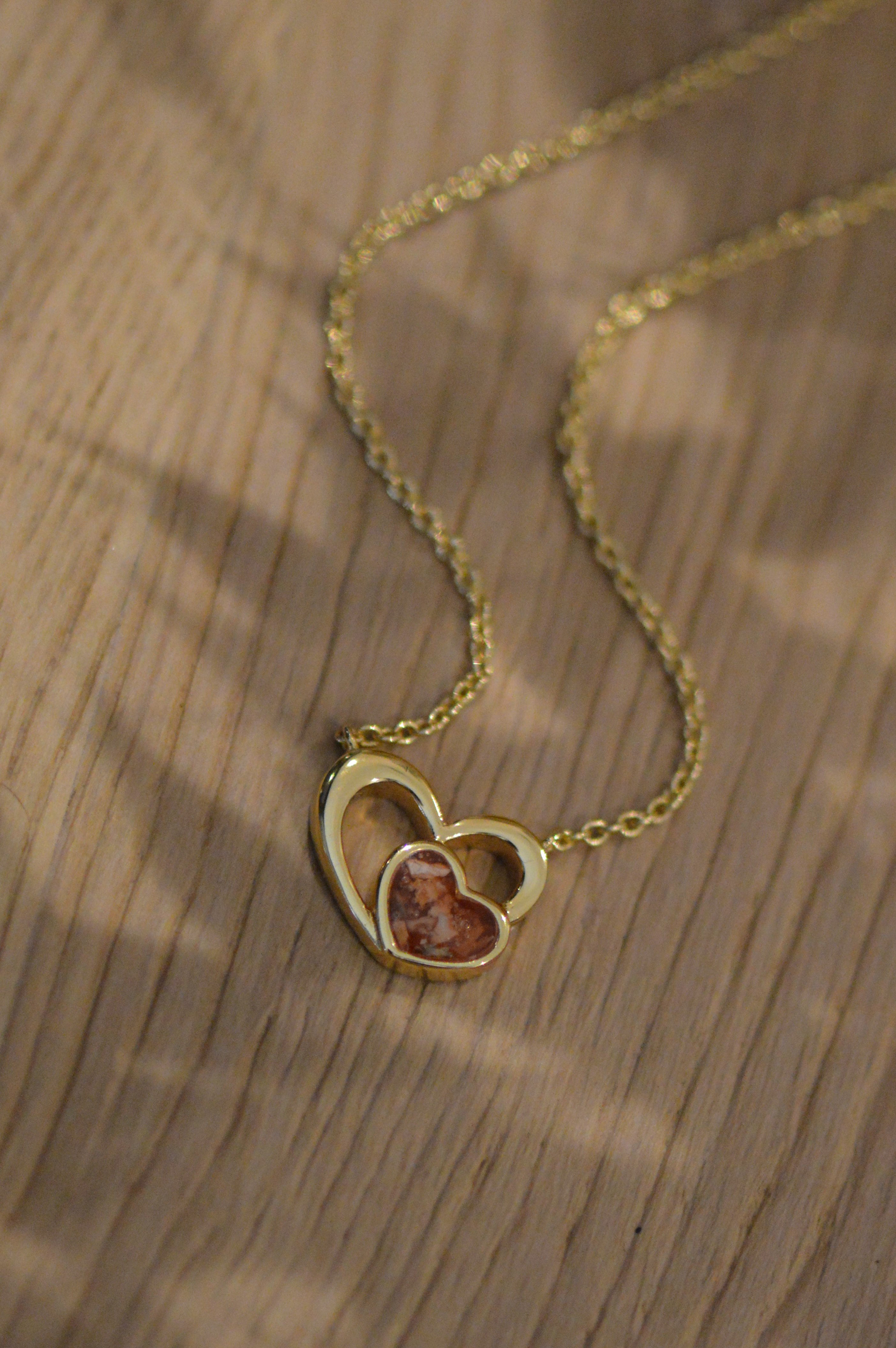 Ashanger hart, gedenksieraad, waar as en haar in verwerkt wordt.alle