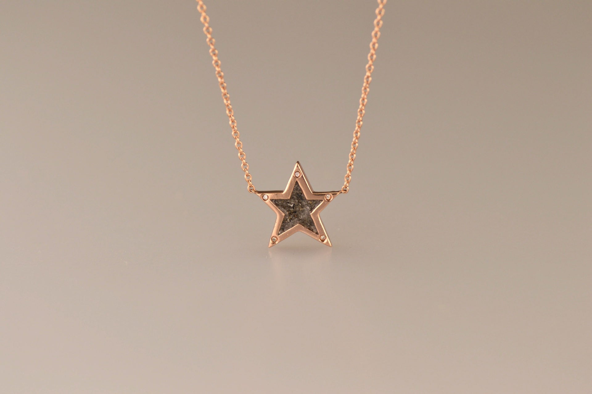 Ashanger ster, gedenksieraad, waar as en haar in verwerkt wordt.alle