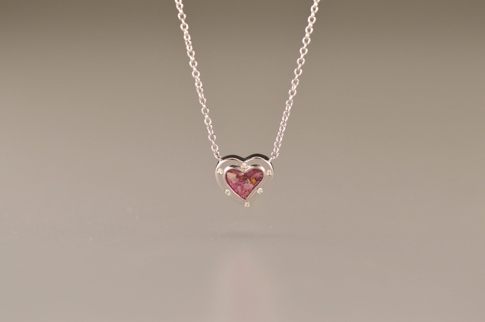 Ashanger hart, gedenksieraad, waar as en haar in verwerkt wordt.alle