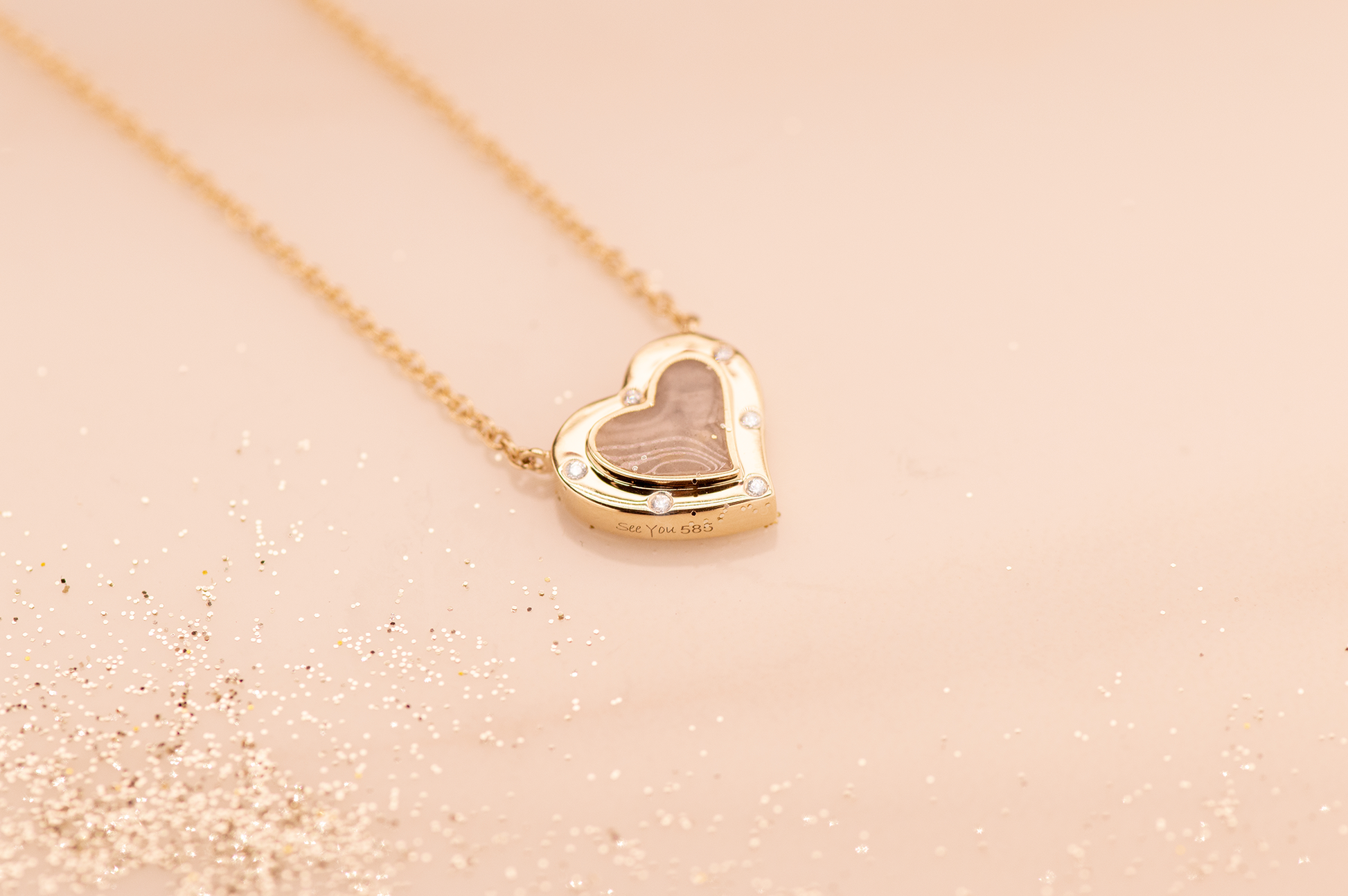 Ashanger hart, gedenksieraad, waar as en haar in verwerkt wordt.alle