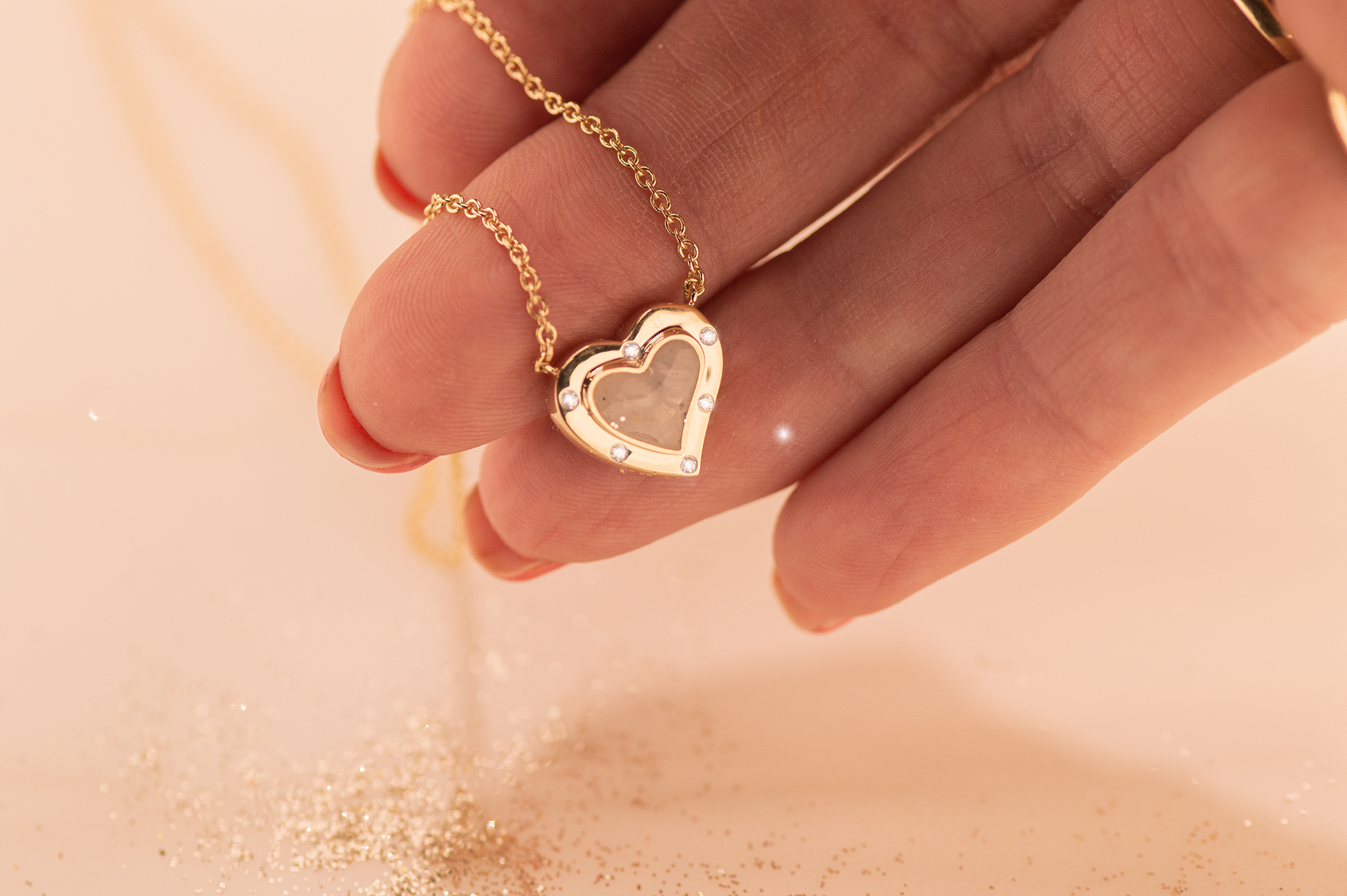 Ashanger hart, gedenksieraad, waar as en haar in verwerkt wordt.alle