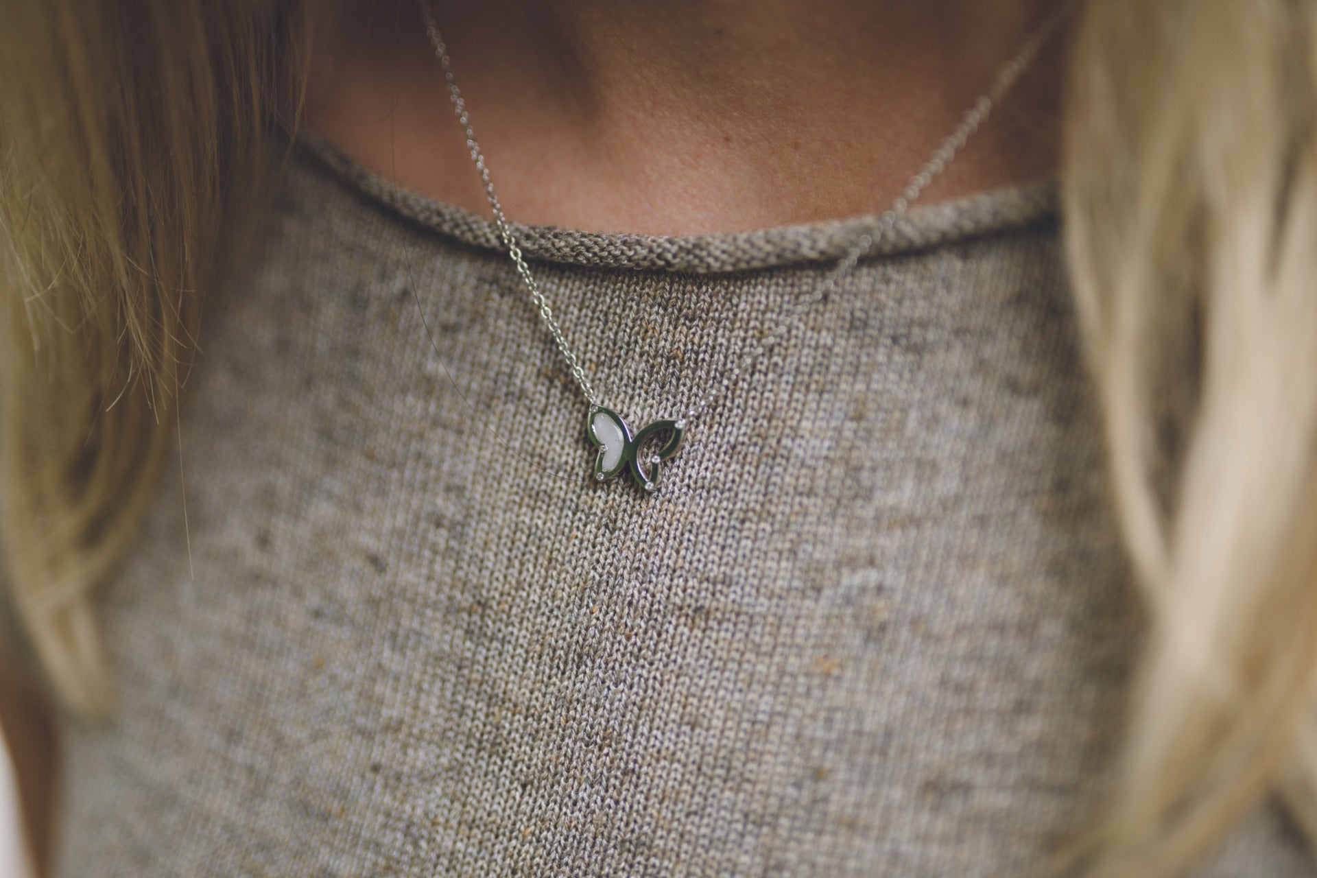 Ashanger vlinder, gedenksieraad, waar as en haar in verwerkt wordt.alle