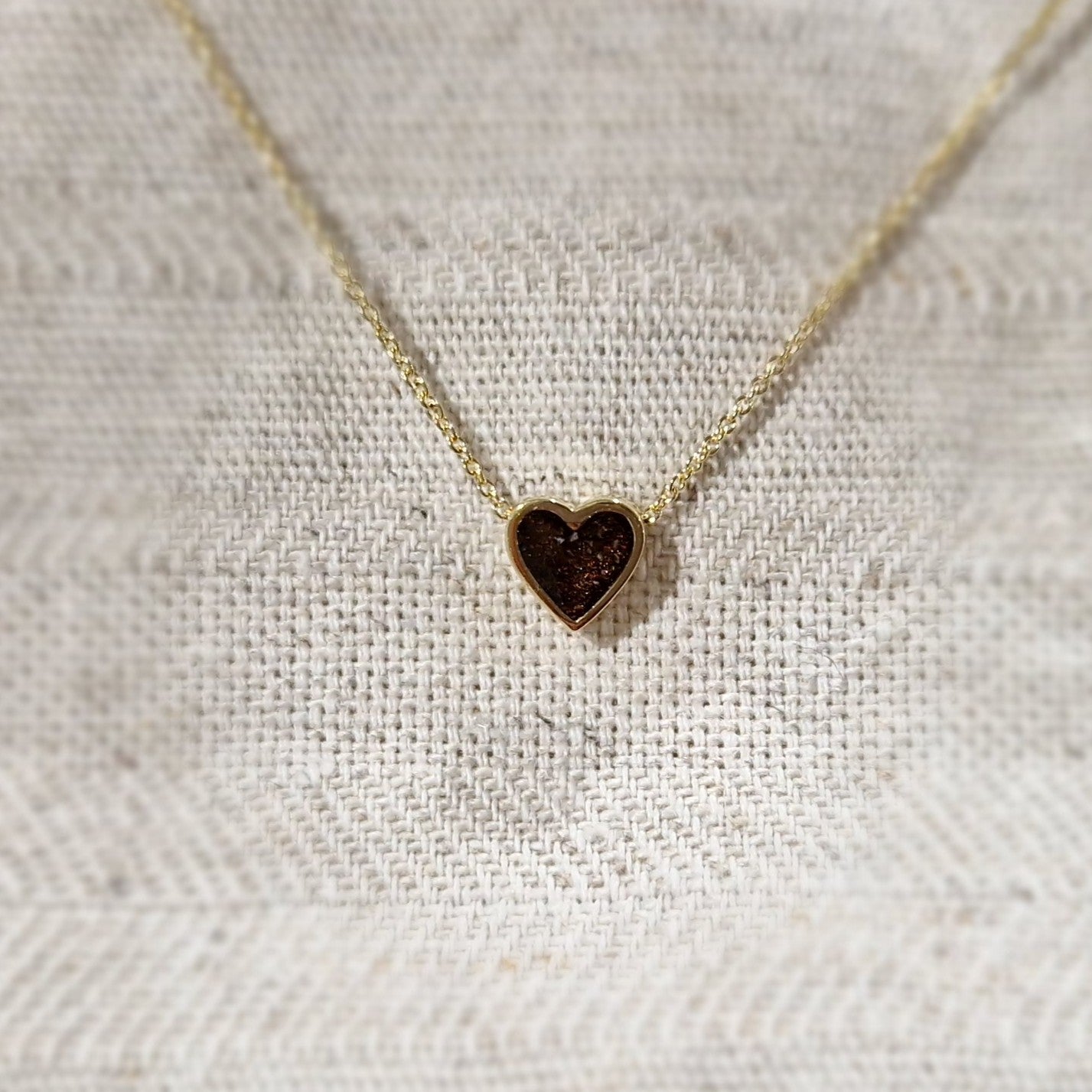 Ashanger hart, gedenksieraad, waar as en haar in verwerkt wordt. Alle