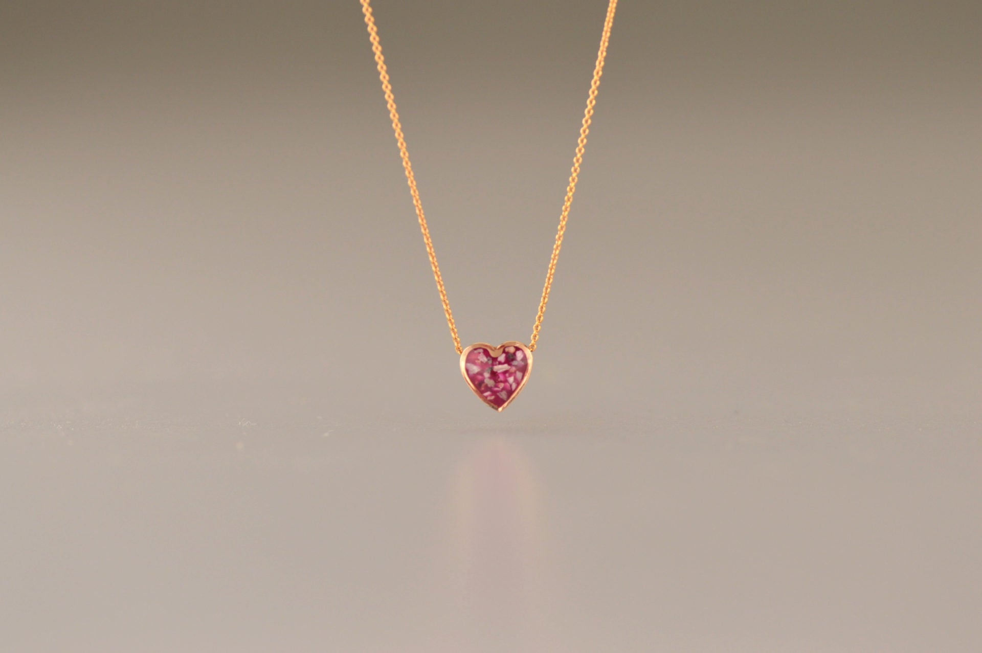 Ashanger hart, gedenksieraad, waar as en haar in verwerkt wordt. Alle