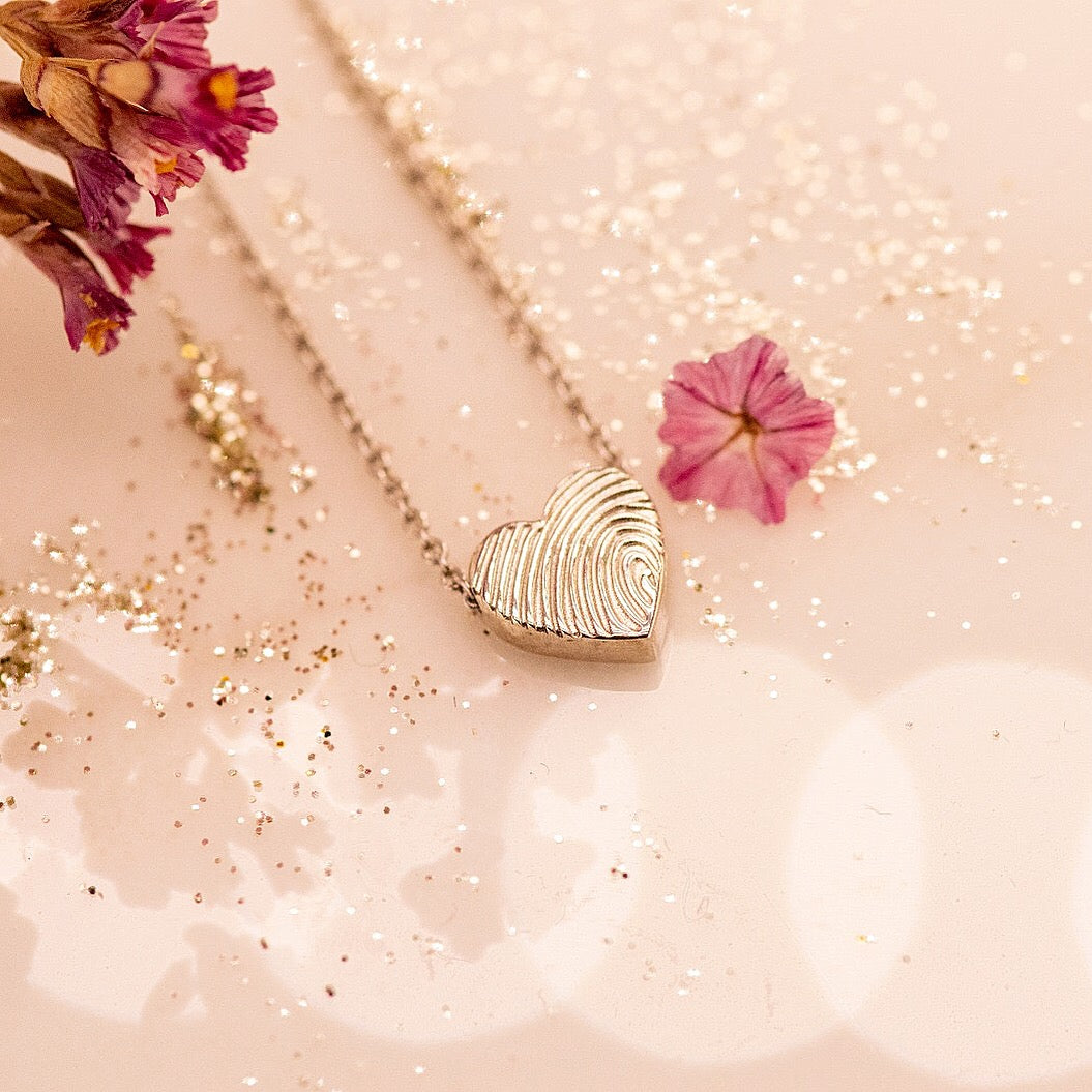 Ashanger hart, gedenksieraad, waar as en haar in verwerkt wordt. Alle