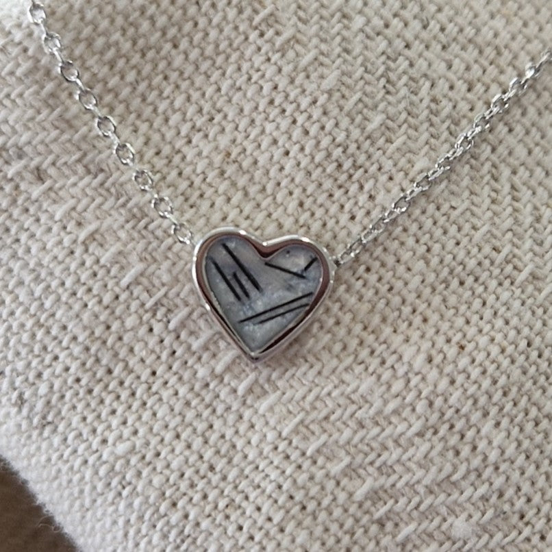 Ashanger hart, gedenksieraad, waar as en haar in verwerkt wordt. Alle