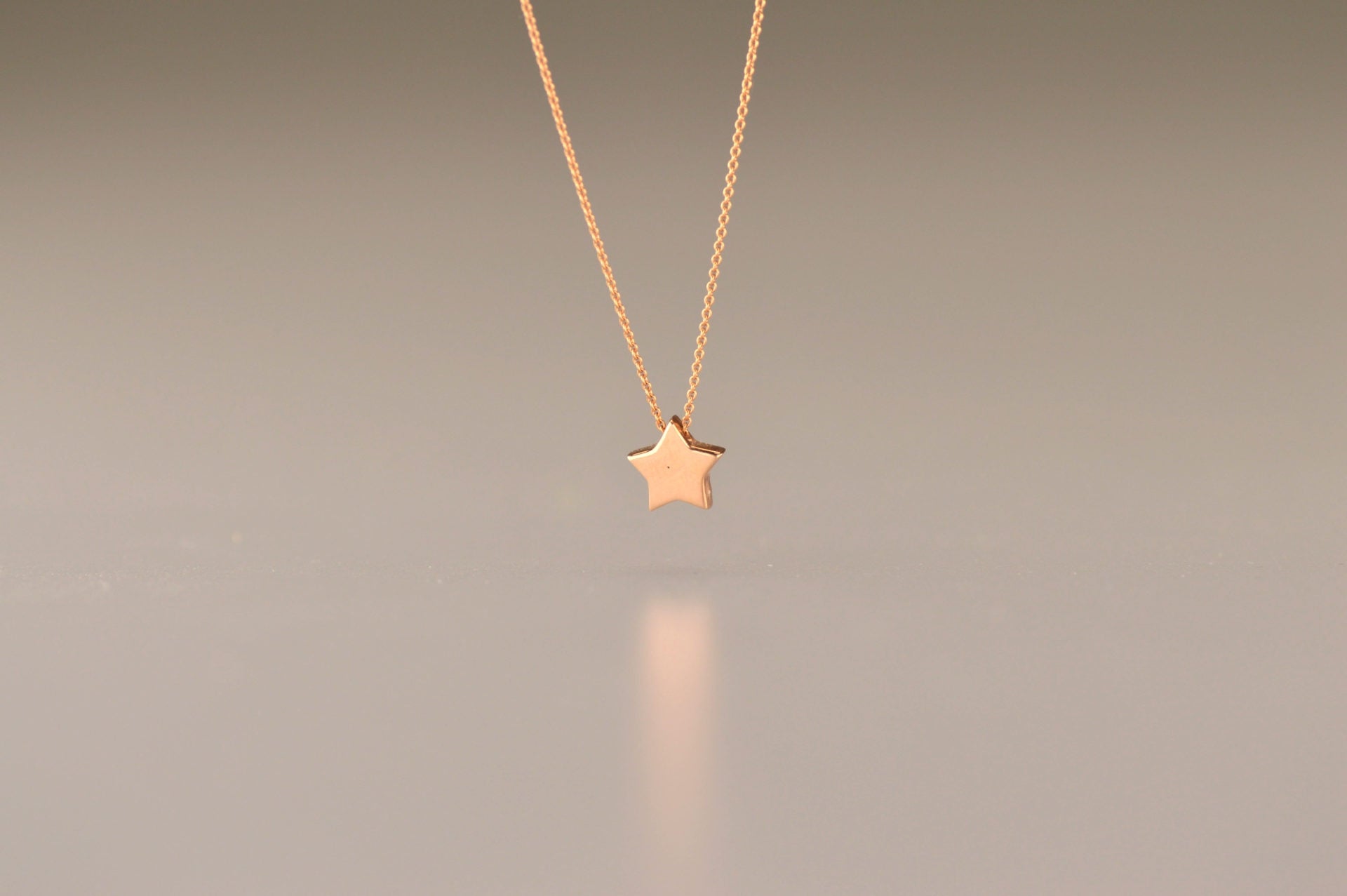 Ashanger ster, gedenksieraad, waar as en haar in verwerkt wordt.alle