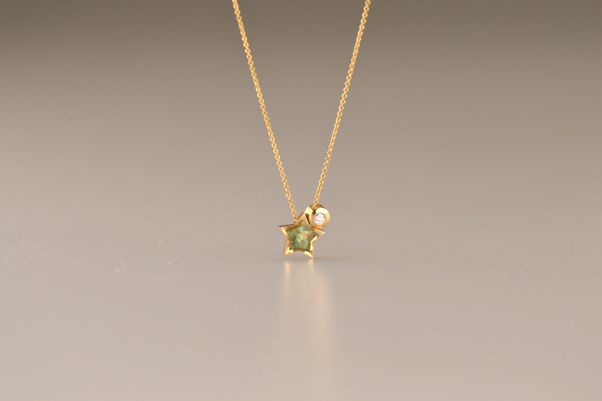 Ashanger ster, gedenksieraad, waar as en haar in verwerkt wordt.alle