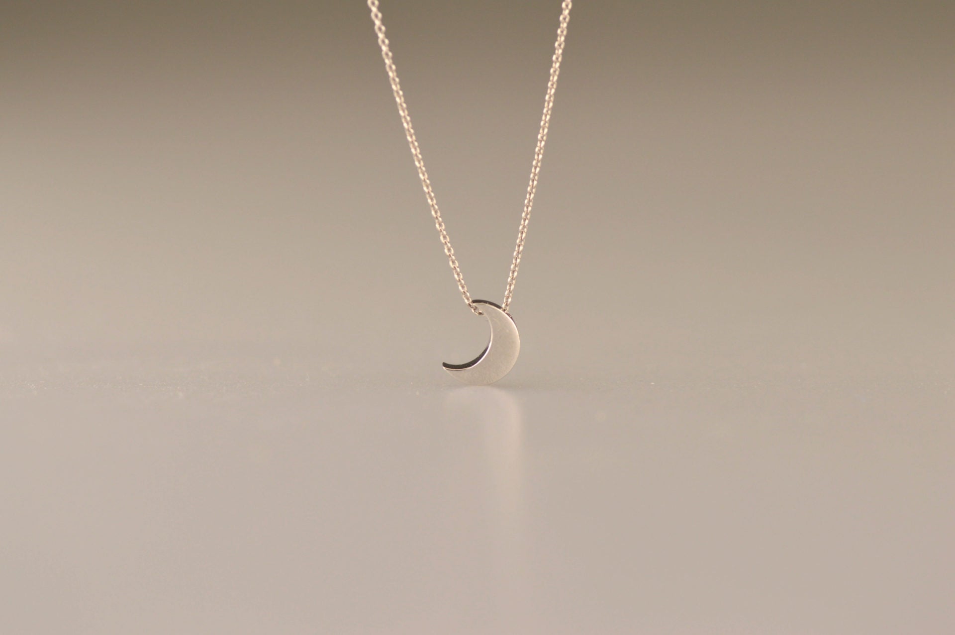 Ashanger maan, gedenksieraad, waar as en haar in verwerkt wordt.alle