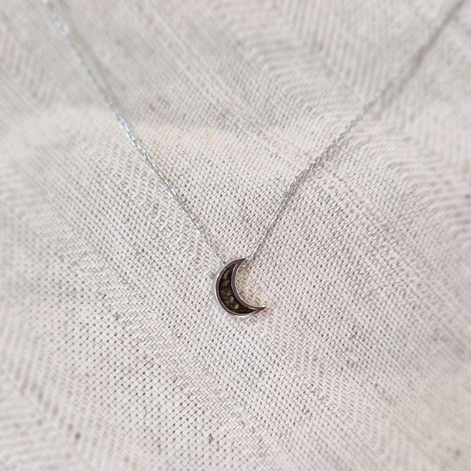 Ashanger maan, gedenksieraad, waar as en haar in verwerkt wordt.alle