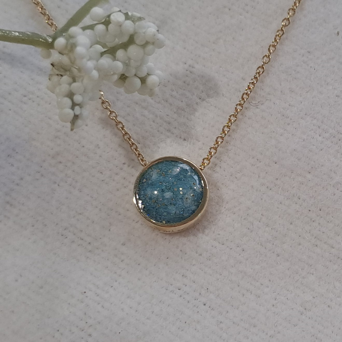 Ashanger rond, gedenksieraad, waar as en haar in verwerkt wordt. Alle