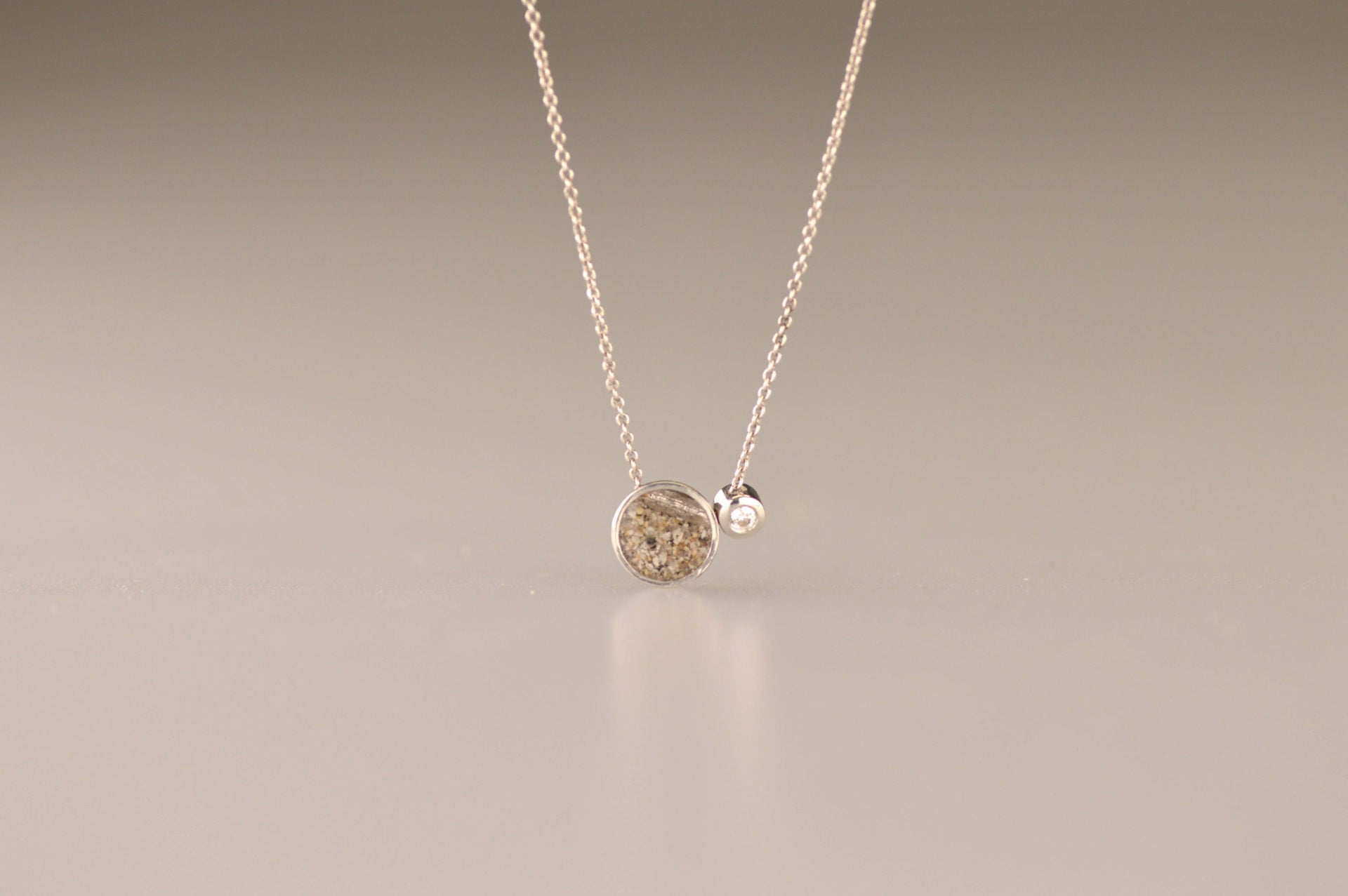 Ashanger rond, gedenksieraad, waar as en haar in verwerkt wordt. Alle