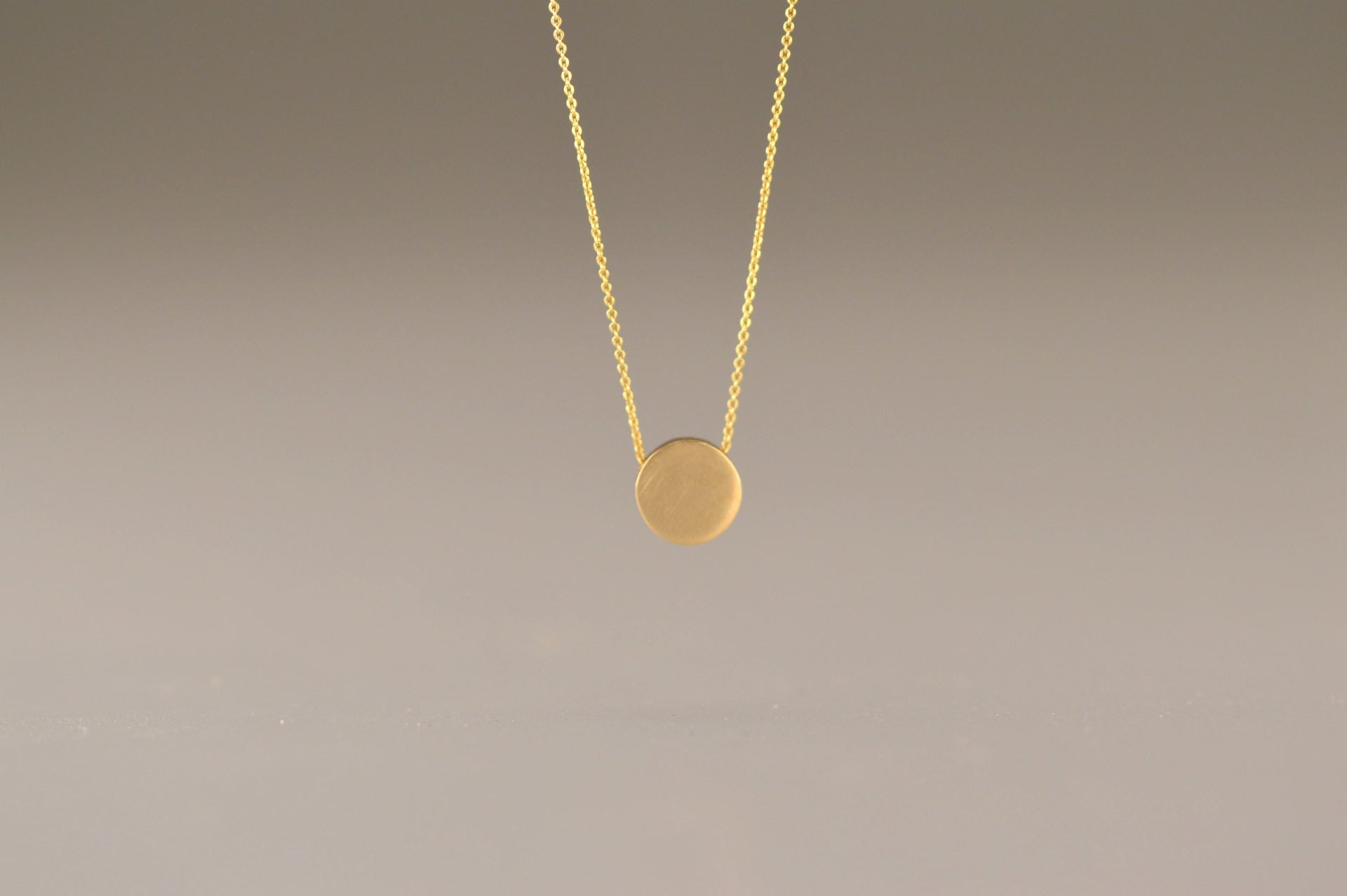 Ashanger rond, gedenksieraad, waar as en haar in verwerkt wordt. Alle