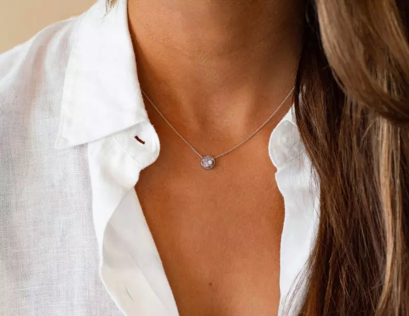 Ashanger rond, gedenksieraad, waar as en haar in verwerkt wordt.alle