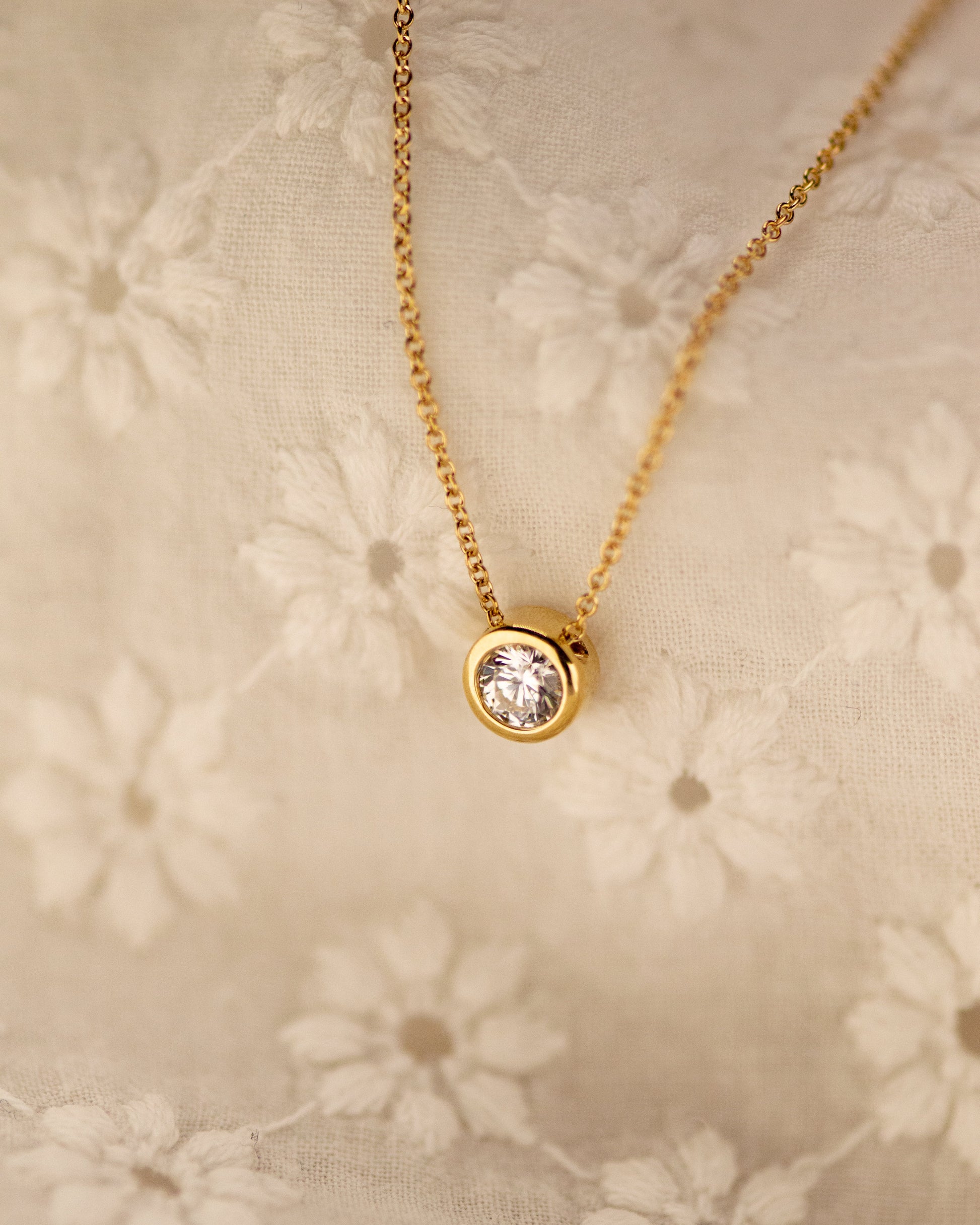 Ashanger rond, gedenksieraad, waar as en haar in verwerkt wordt.alle