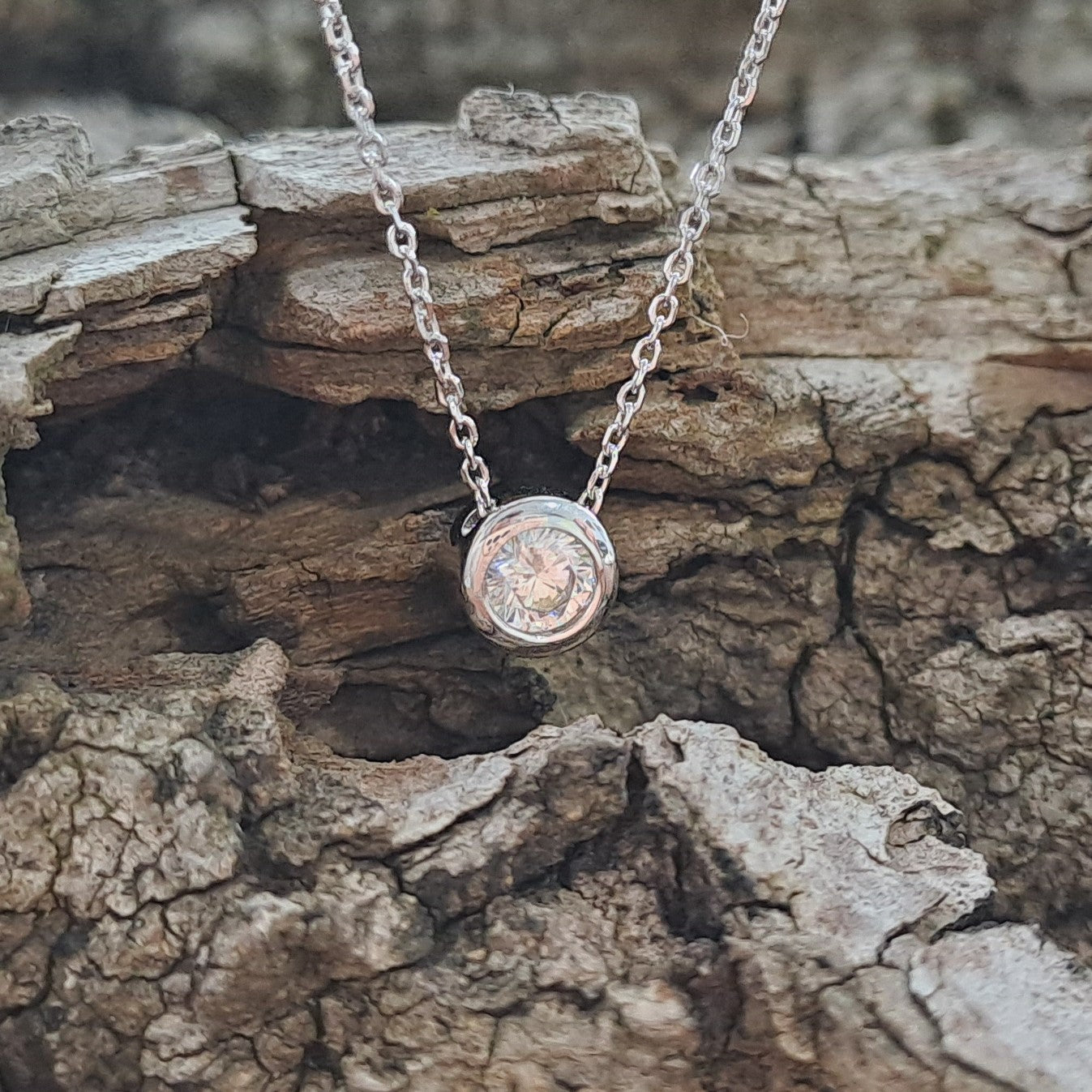 Ashanger rond, gedenksieraad, waar as en haar in verwerkt wordt.alle