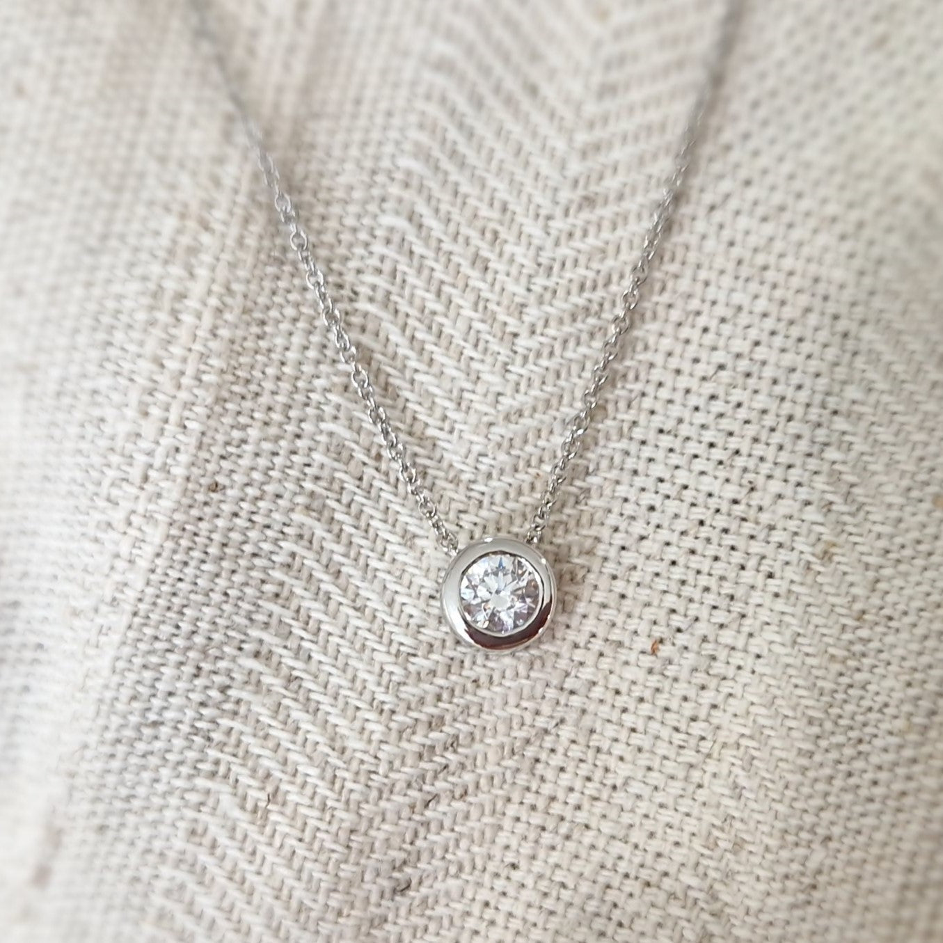 Ashanger rond, gedenksieraad, waar as en haar in verwerkt wordt.alle