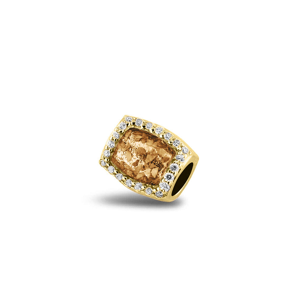 Asbedel rondom afgewerkt met zirkonia's die aan beide zijdes in twee compartimenten zichtbaar gevuld wordt met as of haar. Gold