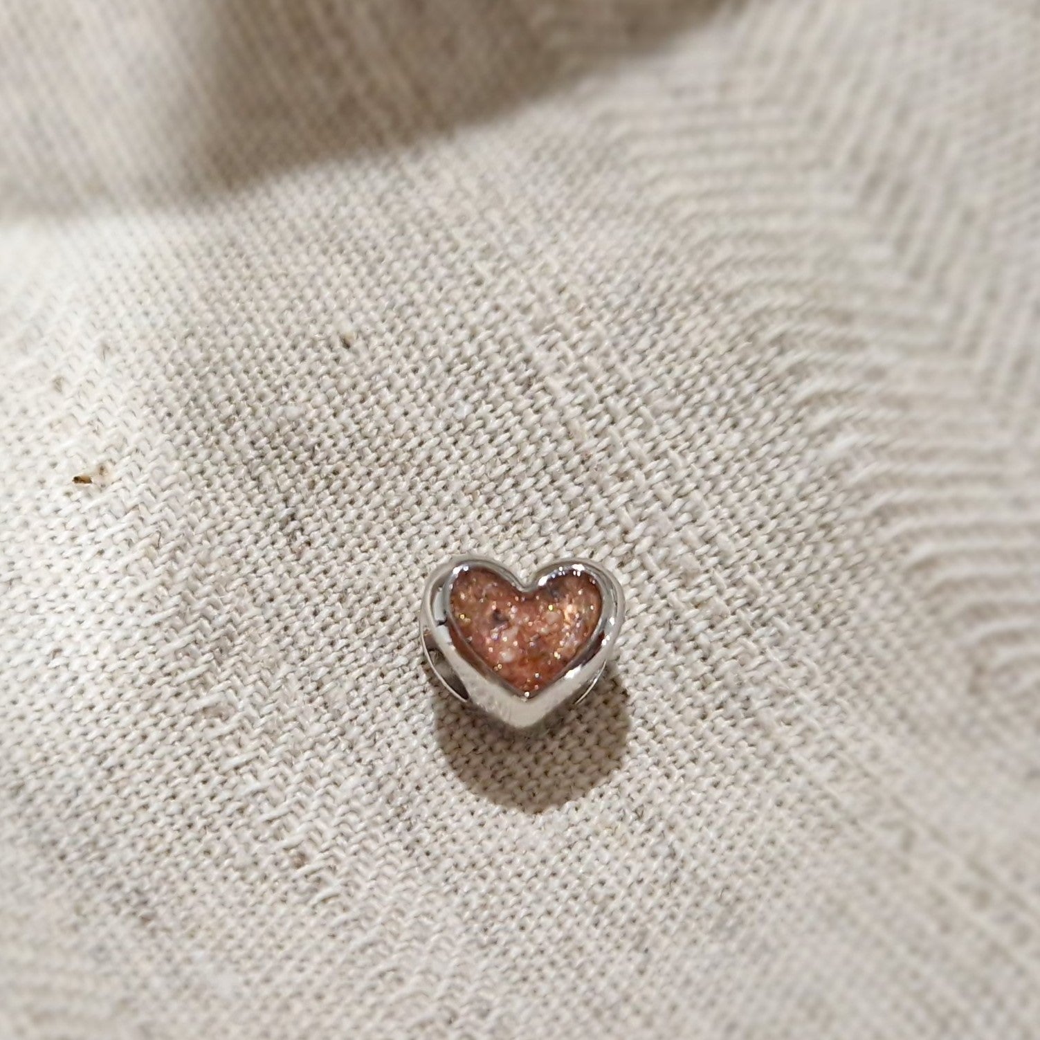 Hartvormige asbedel, aan beide zijdes zichtbaar gevuld met as of haar.  gedenksieraad . Alle