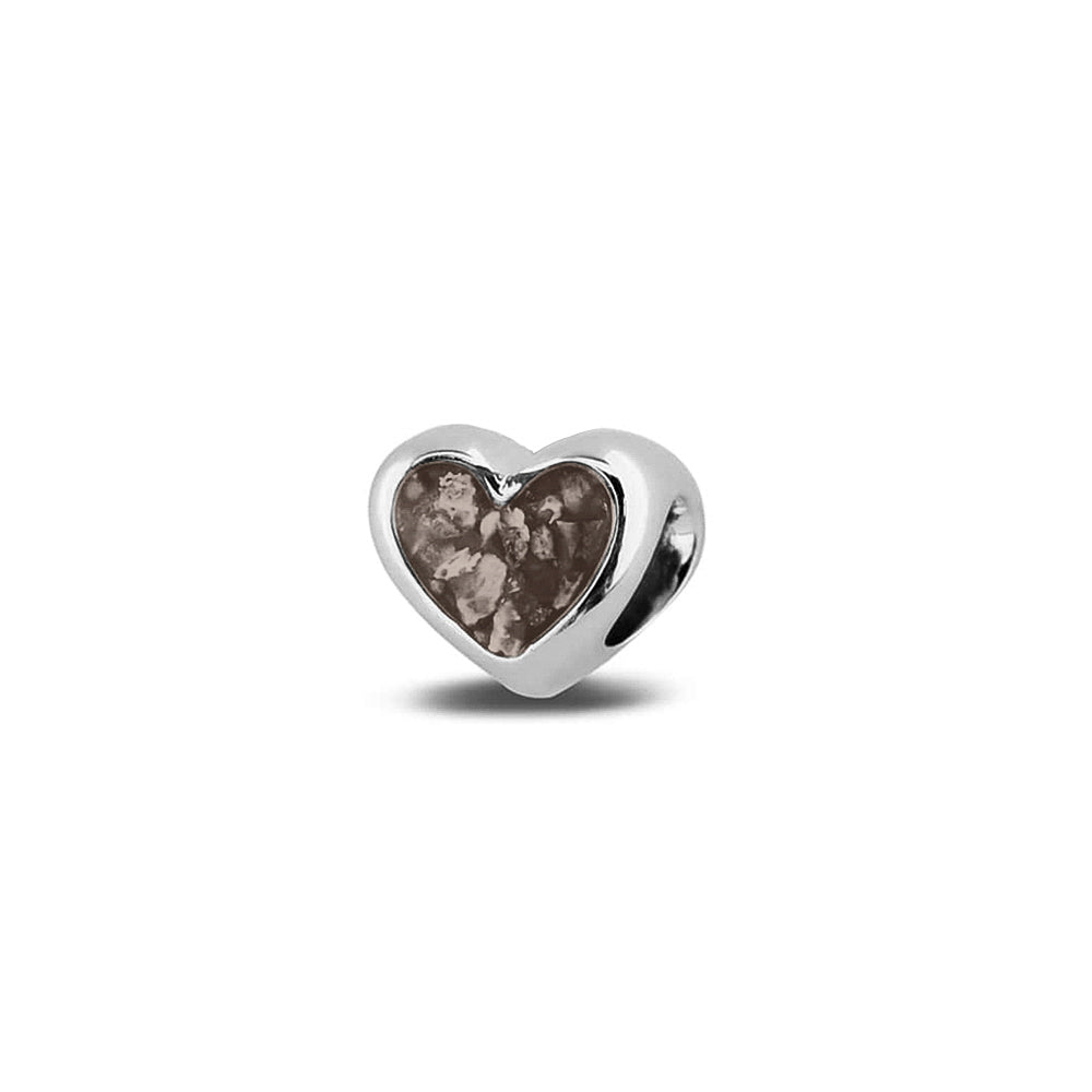 Hartvormige asbedel, aan beide zijdes zichtbaar gevuld met as of haar. Het vullen en sealen met onze speciale hars met een keuze in 20 kleuren, wordt in onze ambachtelijke edelsmederij gedaan. Silver