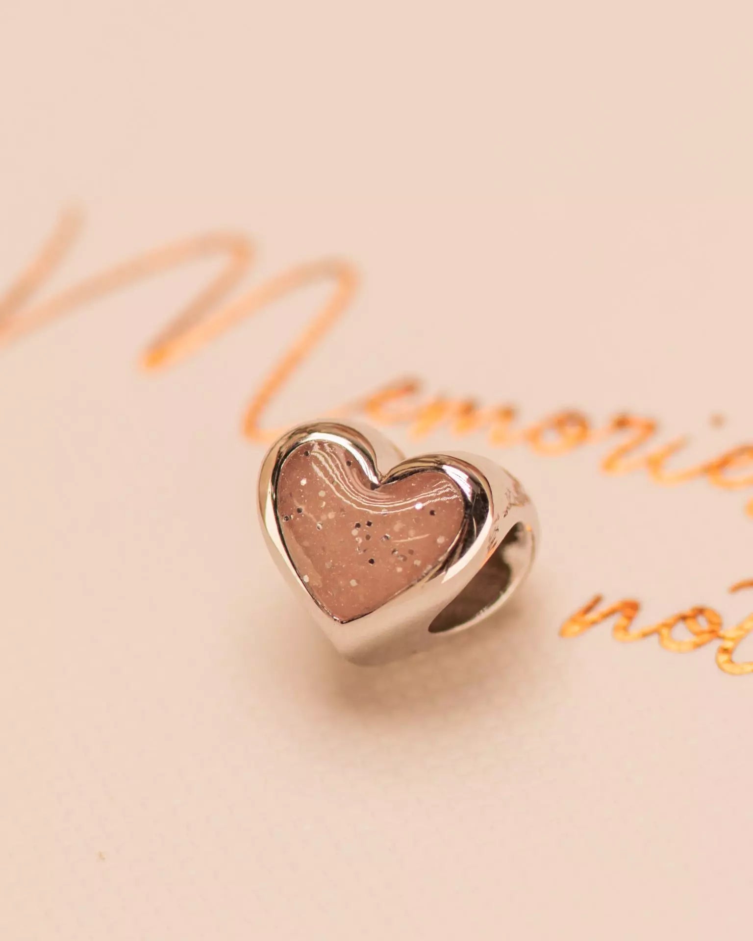 Hartvormige asbedel, aan beide zijdes zichtbaar gevuld met as of haar.  gedenksieraad . Alle