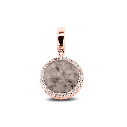 Asbedel, subtiel design rondom afgewerkt met zirkonia's  die aan de voorzijde zichtbaar gevuld wordt met as of haar met een keuze in 20 kleuren. Silver
