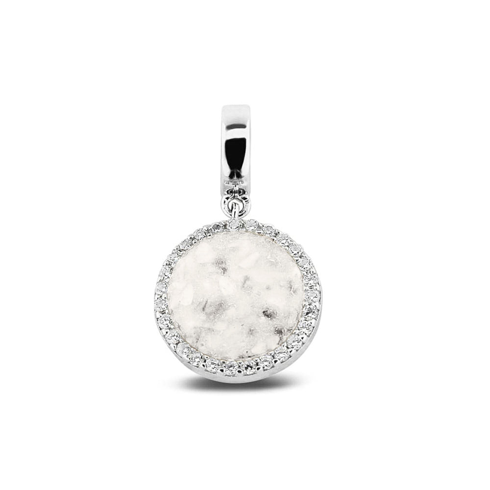 Asbedel, subtiel design rondom afgewerkt met zirkonia's  die aan de voorzijde zichtbaar gevuld wordt met as of haar met een keuze in 20 kleuren. White