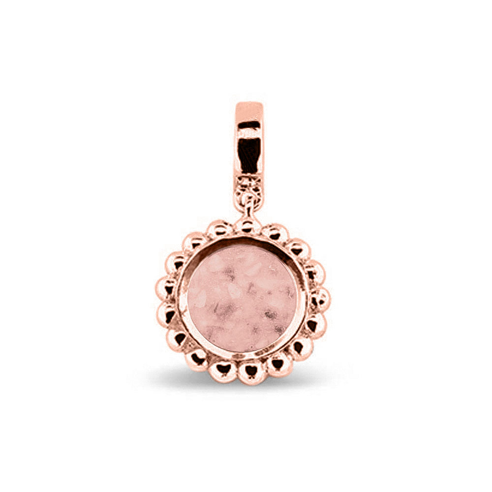 Asbedel die aan de voorzijde zichtbaar gevuld wordt met as of haar. Het vullen en sealen met een keuze in 20 kleuren, wordt in onze ambachtelijke edelsmederij gedaan. Blush