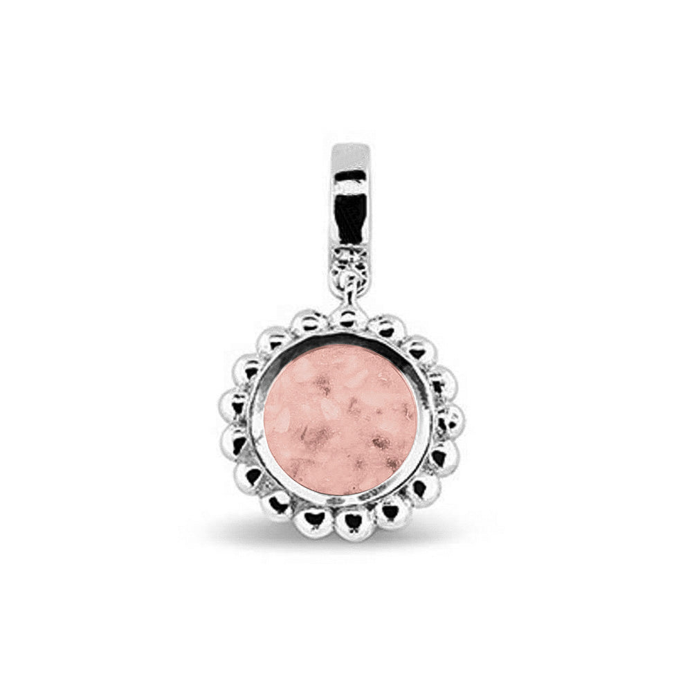 Asbedel die aan de voorzijde zichtbaar gevuld wordt met as of haar. Het vullen en sealen met een keuze in 20 kleuren, wordt in onze ambachtelijke edelsmederij gedaan. Blush