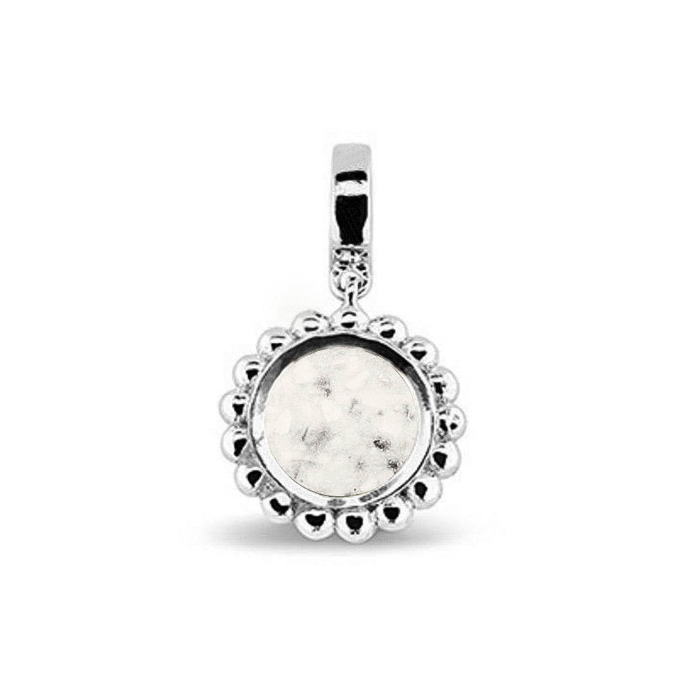 Asbedel die aan de voorzijde zichtbaar gevuld wordt met as of haar. Het vullen en sealen met een keuze in 20 kleuren, wordt in onze ambachtelijke edelsmederij gedaan. White