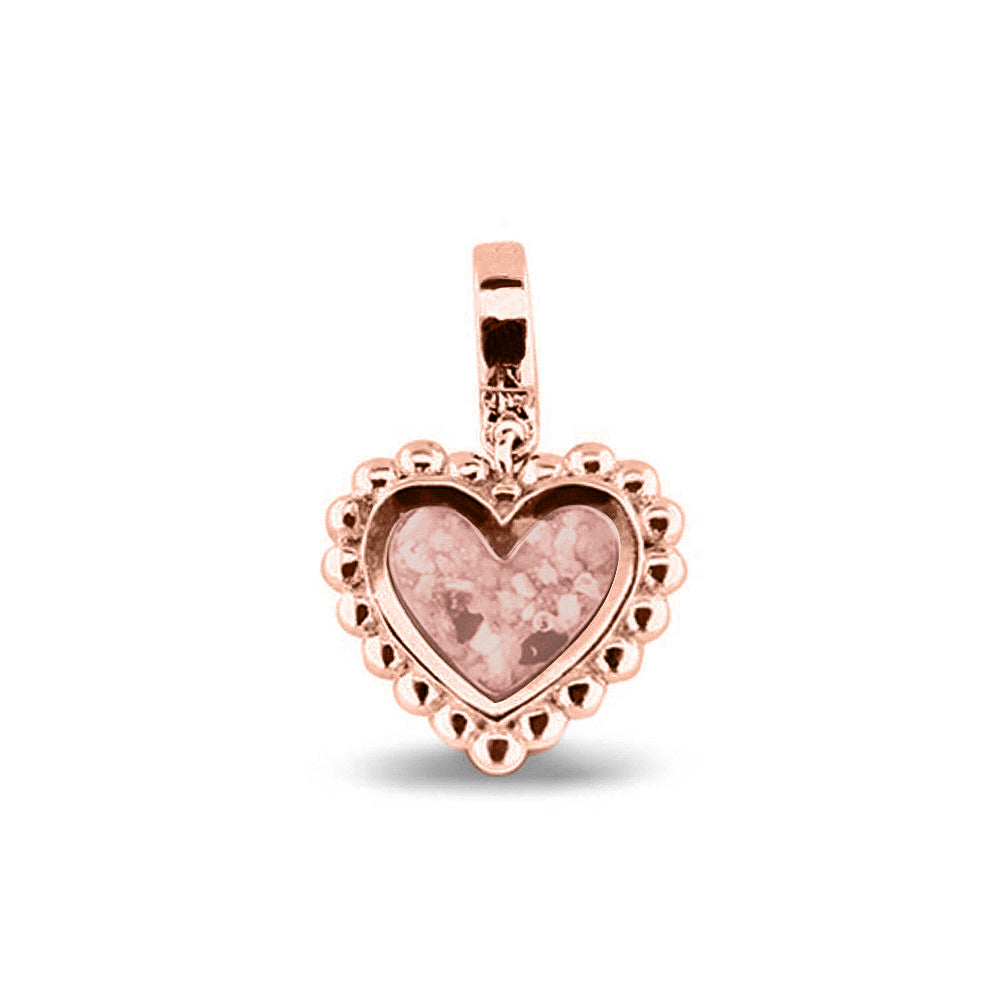 Hartvormige asbedel, die aan de voorzijde zichtbaar gevuld wordt met as of haar. Het vullen en sealen met een keuze in 20 kleuren, wordt in onze ambachtelijke edelsmederij gedaan. Blush