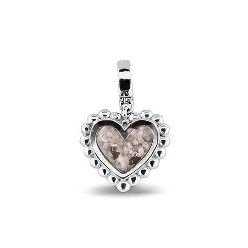 Hartvormige asbedel, die aan de voorzijde zichtbaar gevuld wordt met as of haar. Het vullen en sealen met een keuze in 20 kleuren, wordt in onze ambachtelijke edelsmederij gedaan. Silver