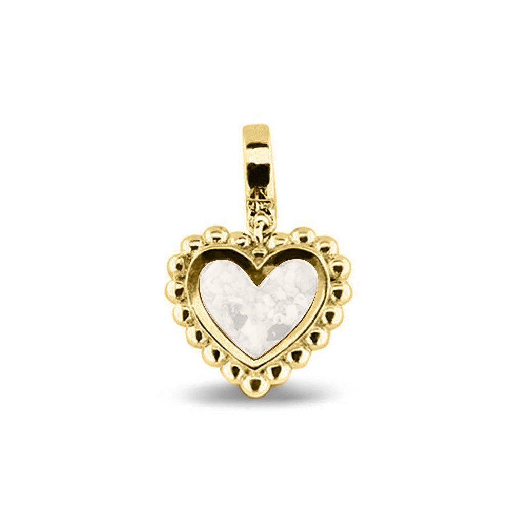 Hartvormige asbedel, die aan de voorzijde zichtbaar gevuld wordt met as of haar. Het vullen en sealen met een keuze in 20 kleuren, wordt in onze ambachtelijke edelsmederij gedaan. White