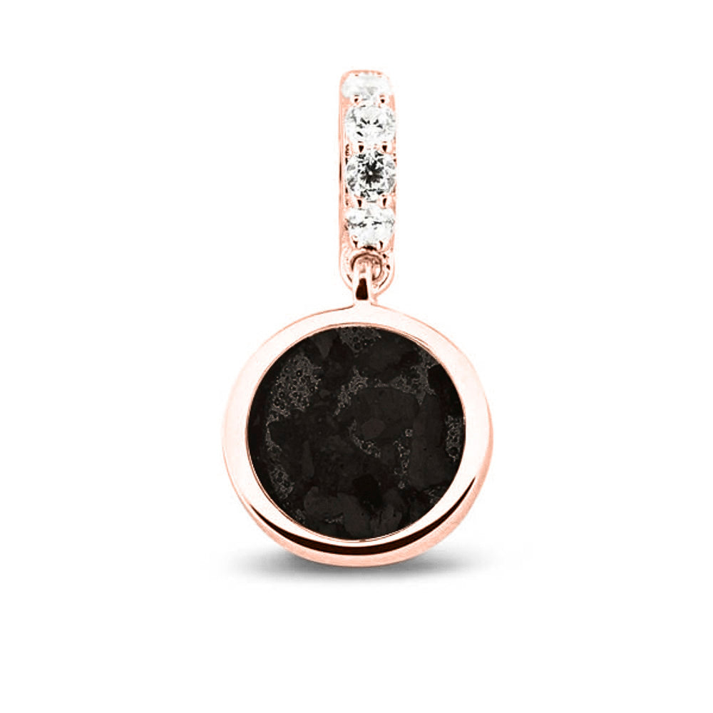 Asbedel rond subtiel design , het hangoog aan de buitenrand afgewerkt met zirkonia's, die aan de voorzijde zichtbaar gevuld wordt met as of haar met een keuze in 20 kleuren. Black