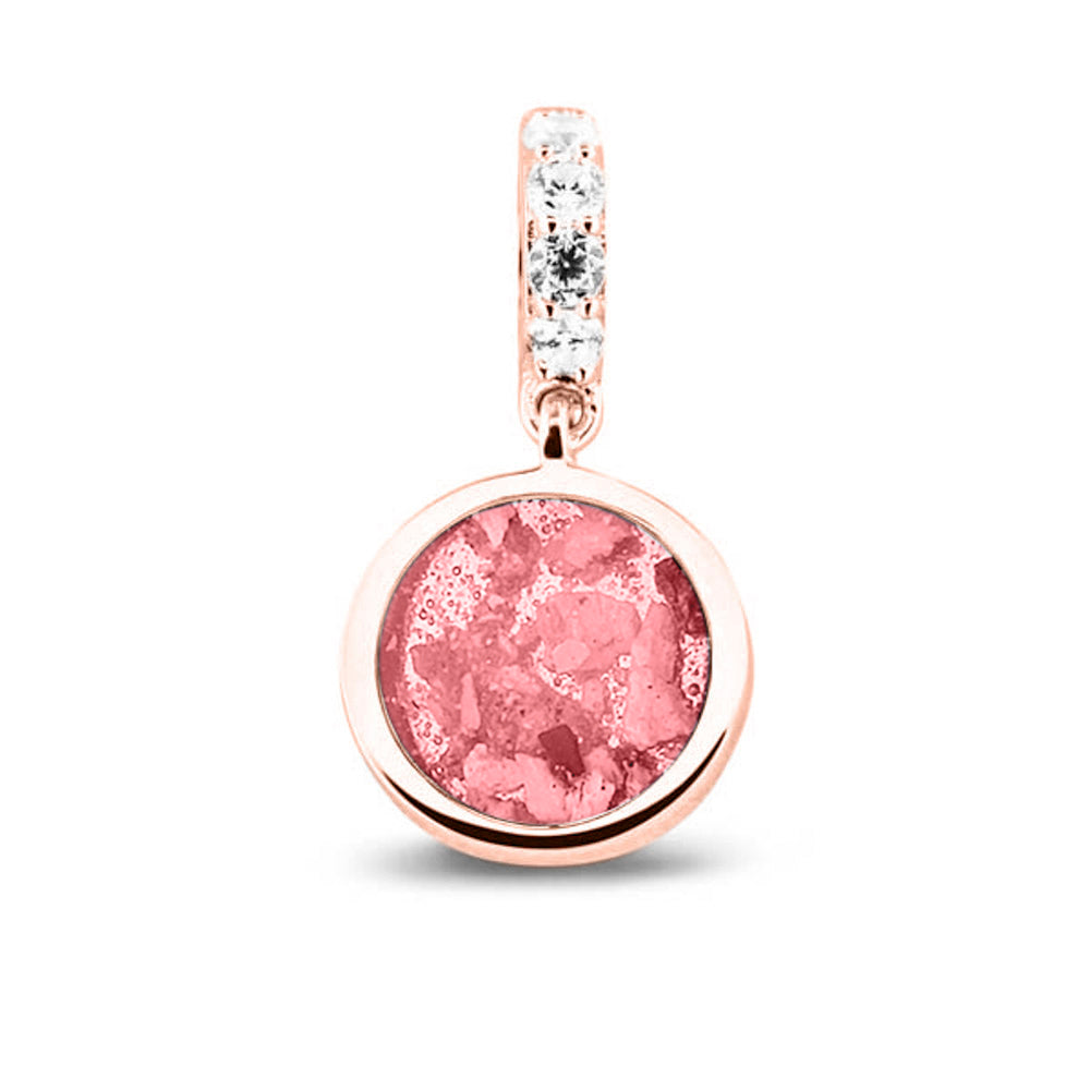 Asbedel rond subtiel design , het hangoog aan de buitenrand afgewerkt met zirkonia's, die aan de voorzijde zichtbaar gevuld wordt met as of haar met een keuze in 20 kleuren. Soft