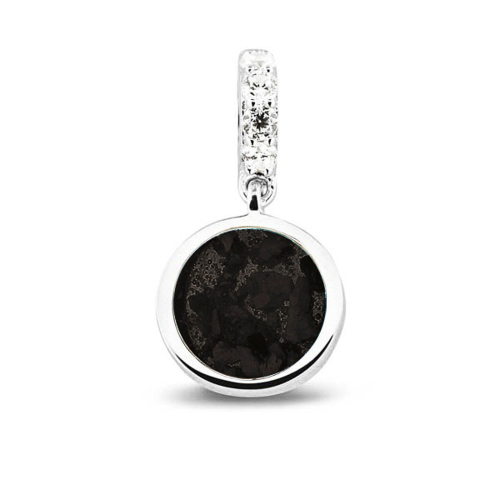 Asbedel rond subtiel design , het hangoog aan de buitenrand afgewerkt met zirkonia's, die aan de voorzijde zichtbaar gevuld wordt met as of haar met een keuze in 20 kleuren. Black