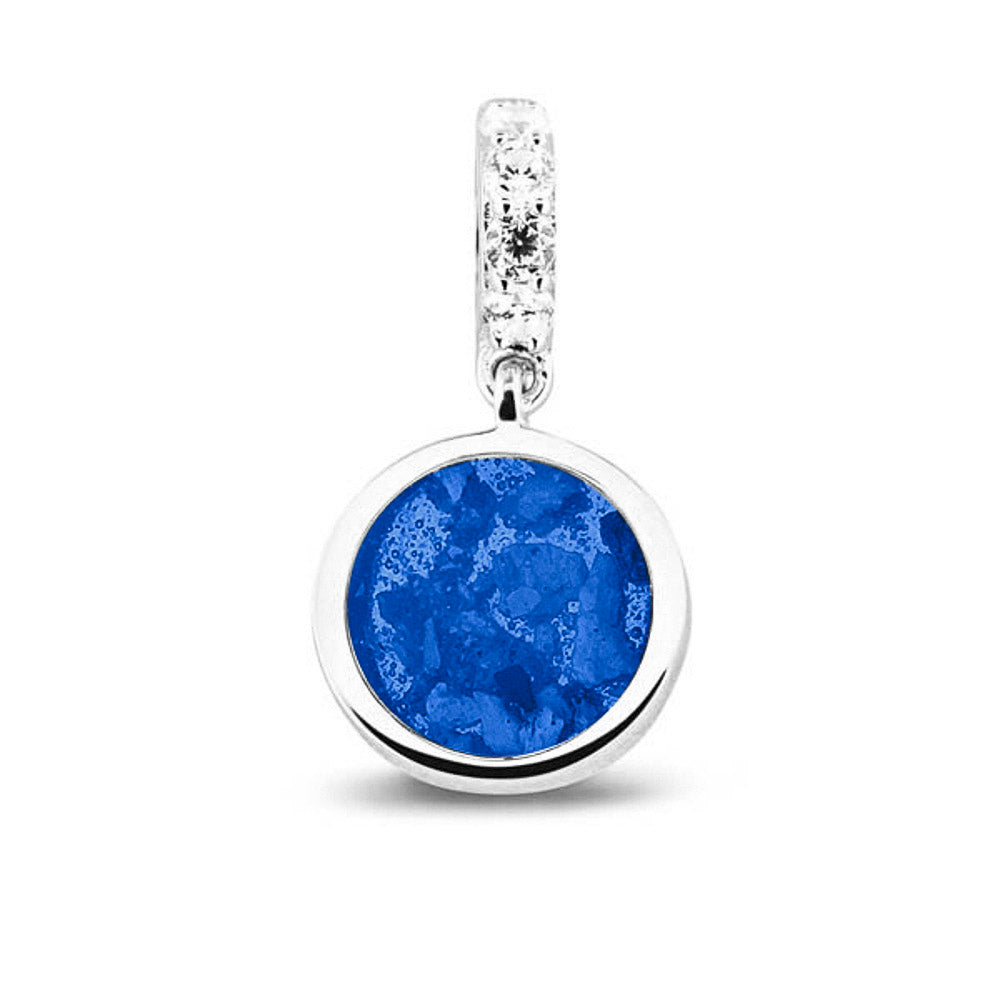 Asbedel rond subtiel design , het hangoog aan de buitenrand afgewerkt met zirkonia's, die aan de voorzijde zichtbaar gevuld wordt met as of haar met een keuze in 20 kleuren. Blue