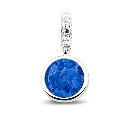 Asbedel rond subtiel design , het hangoog aan de buitenrand afgewerkt met zirkonia's, die aan de voorzijde zichtbaar gevuld wordt met as of haar met een keuze in 20 kleuren. Blue