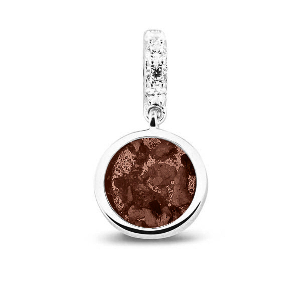 Asbedel rond subtiel design , het hangoog aan de buitenrand afgewerkt met zirkonia's, die aan de voorzijde zichtbaar gevuld wordt met as of haar met een keuze in 20 kleuren. Brown