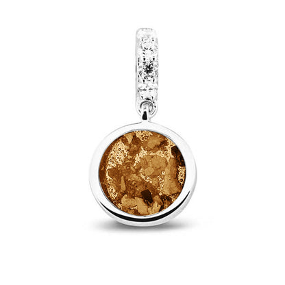 Asbedel rond subtiel design , het hangoog aan de buitenrand afgewerkt met zirkonia's, die aan de voorzijde zichtbaar gevuld wordt met as of haar met een keuze in 20 kleuren. Gold
