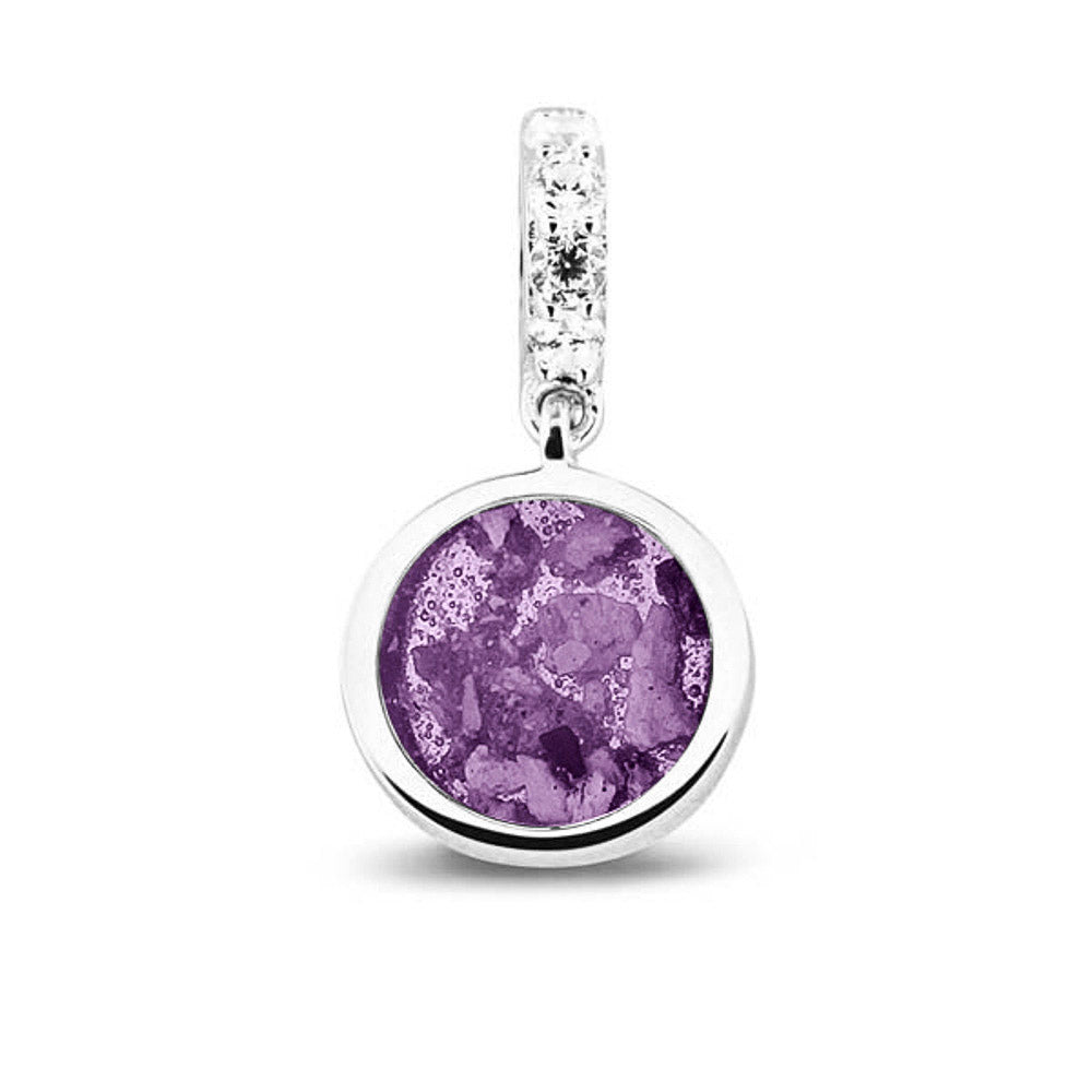 Asbedel rond subtiel design , het hangoog aan de buitenrand afgewerkt met zirkonia's, die aan de voorzijde zichtbaar gevuld wordt met as of haar met een keuze in 20 kleuren. Purple
