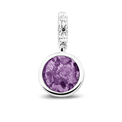 Asbedel rond subtiel design , het hangoog aan de buitenrand afgewerkt met zirkonia's, die aan de voorzijde zichtbaar gevuld wordt met as of haar met een keuze in 20 kleuren. Purple