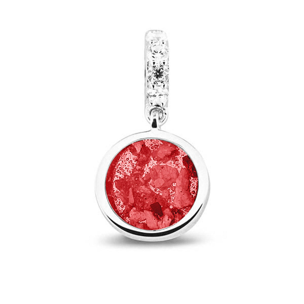 Asbedel rond subtiel design , het hangoog aan de buitenrand afgewerkt met zirkonia's, die aan de voorzijde zichtbaar gevuld wordt met as of haar met een keuze in 20 kleuren. Red
