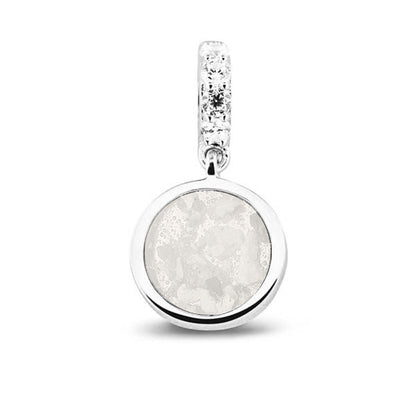 Asbedel rond subtiel design , het hangoog aan de buitenrand afgewerkt met zirkonia's, die aan de voorzijde zichtbaar gevuld wordt met as of haar met een keuze in 20 kleuren. White