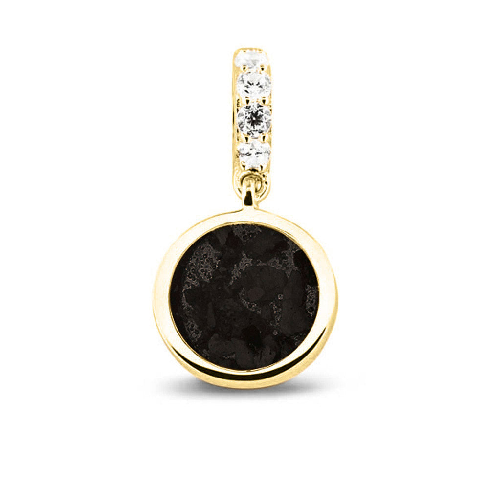 Asbedel rond subtiel design , het hangoog aan de buitenrand afgewerkt met zirkonia's, die aan de voorzijde zichtbaar gevuld wordt met as of haar met een keuze in 20 kleuren. Black