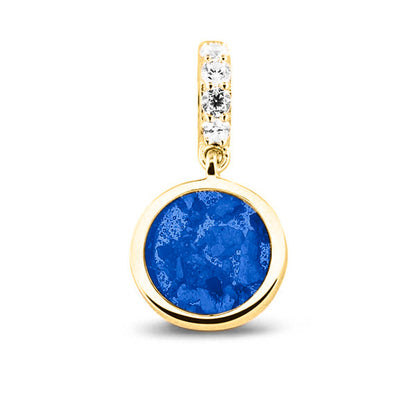 Asbedel rond subtiel design , het hangoog aan de buitenrand afgewerkt met zirkonia's, die aan de voorzijde zichtbaar gevuld wordt met as of haar met een keuze in 20 kleuren. Blue