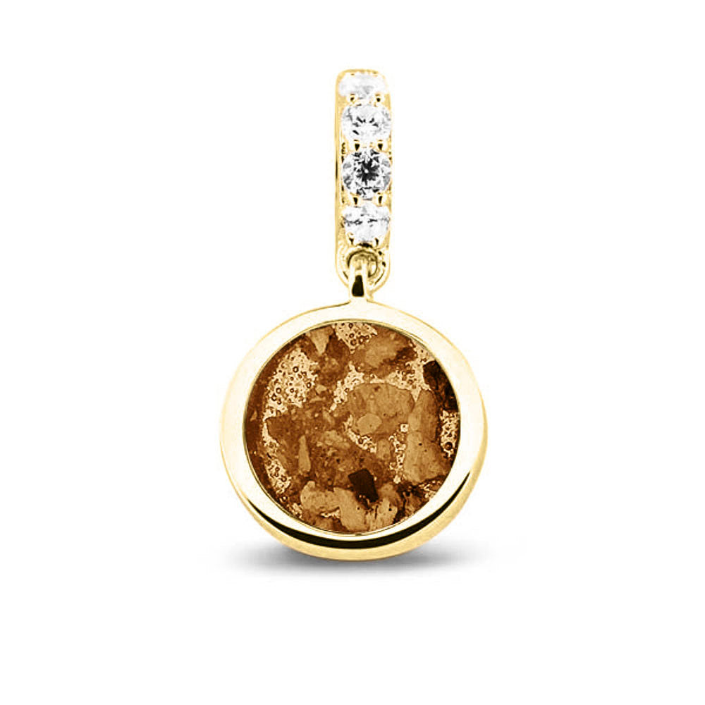 Asbedel rond subtiel design , het hangoog aan de buitenrand afgewerkt met zirkonia's, die aan de voorzijde zichtbaar gevuld wordt met as of haar met een keuze in 20 kleuren. Gold