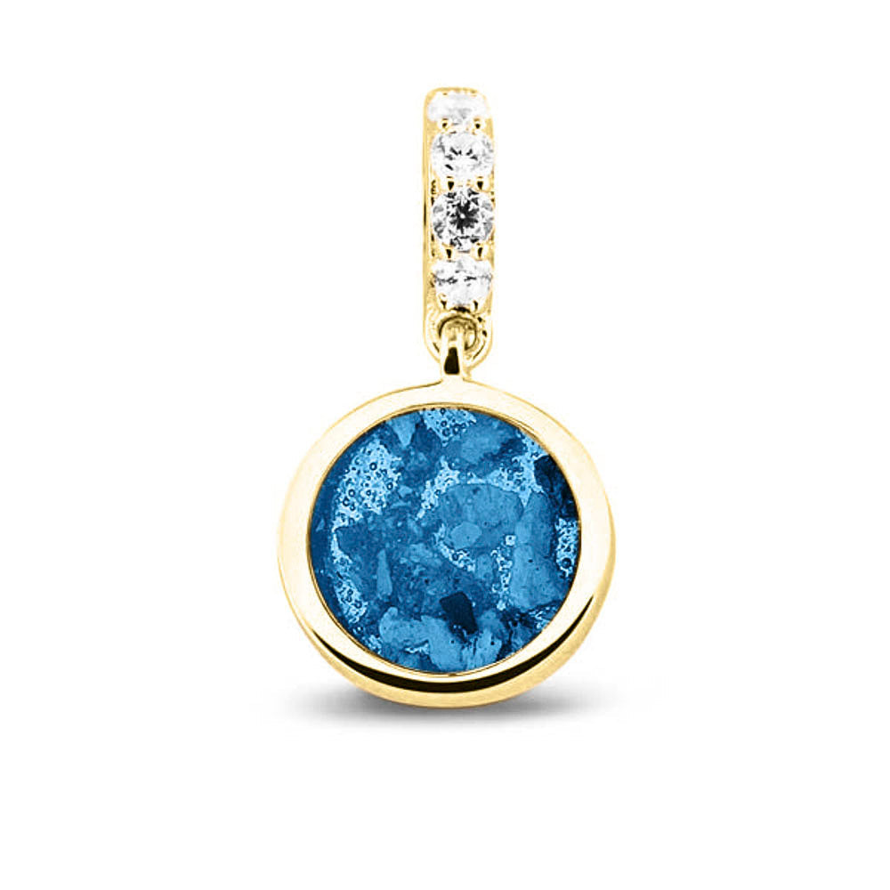 Asbedel rond subtiel design , het hangoog aan de buitenrand afgewerkt met zirkonia's, die aan de voorzijde zichtbaar gevuld wordt met as of haar met een keuze in 20 kleuren. Marine