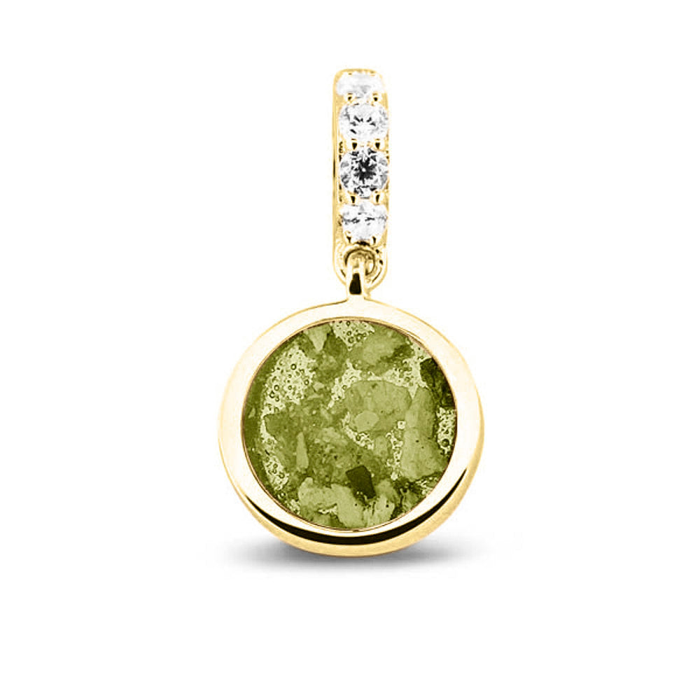 Asbedel rond subtiel design , het hangoog aan de buitenrand afgewerkt met zirkonia's, die aan de voorzijde zichtbaar gevuld wordt met as of haar met een keuze in 20 kleuren. Olive